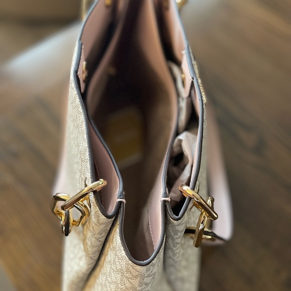 Michael Kors medium logo tote. Never been used. Vanilla with soft pink straps. - Picture 4 of 4